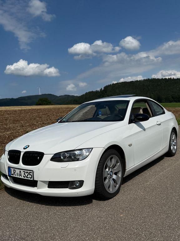 Weiß Gebraucht 2009 BMW 325 Coupé | 8.590 € (Fairer Preis) - Bild 1/4