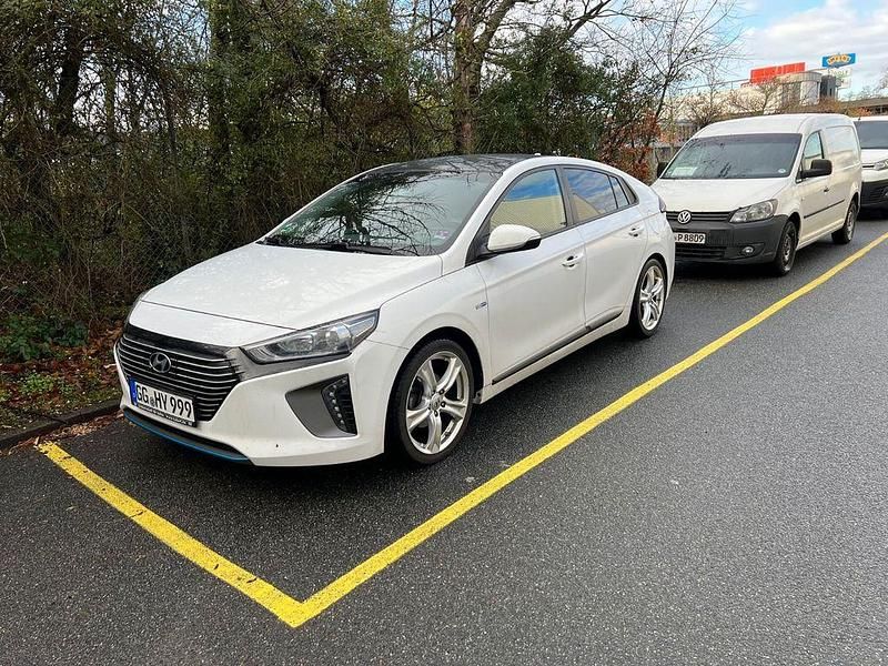 Weiß Gebraucht 2019 Hyundai Ioniq Trend Limousine | 13.000 € - Bild 1/4