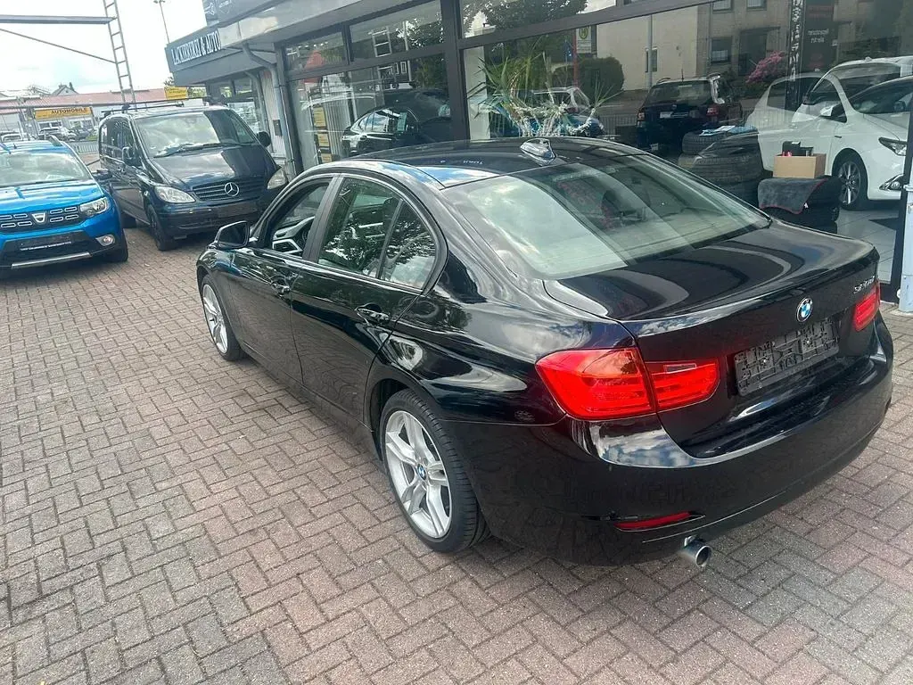 Gebraucht BMW 320 184 PS (135 kW) 2012 Schwarz Limousine