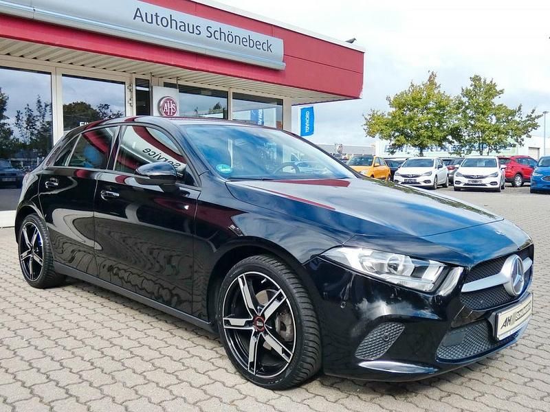 Schwarz Gebraucht 2020 Mercedes A180 Limousine | 18.590 € (Superpreis) - Bild 1/4