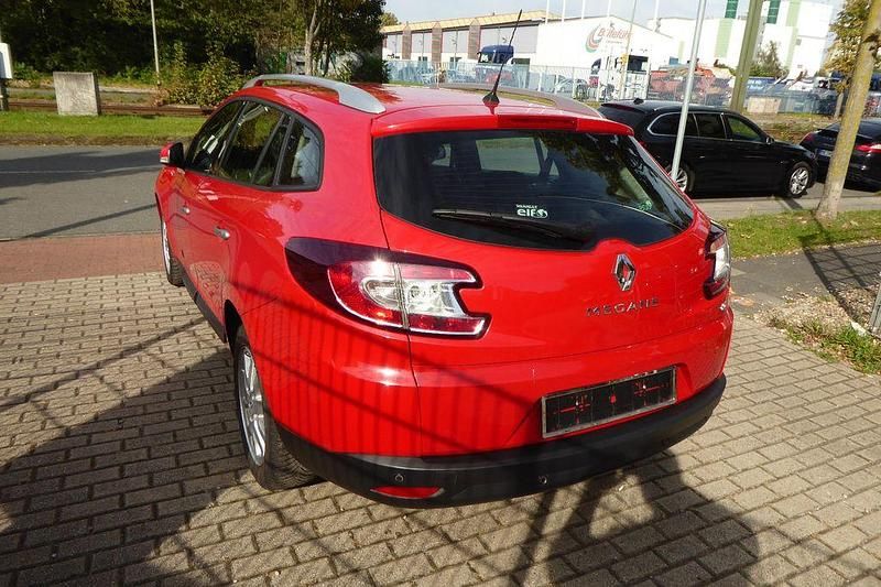 Gebraucht Renault Mégane III Luxe 131 PS (96 kW) 2010 Rot Limousine