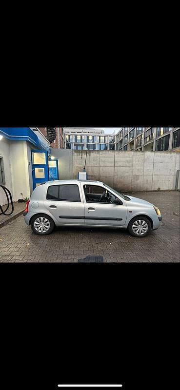 Silber Gebraucht 2002 Renault Clio II Kleinwagen | 2.100 € - Bild 1/4