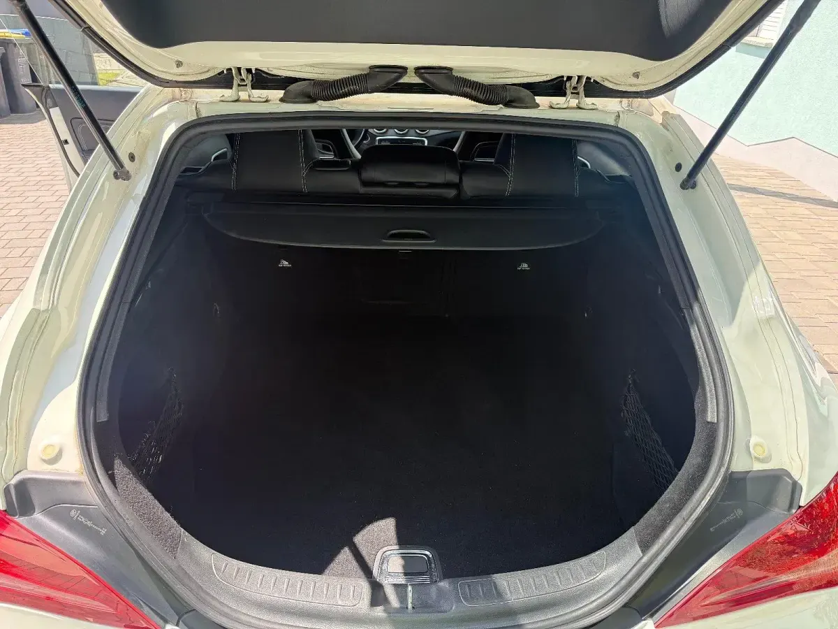 Gebraucht Mercedes CLA200 Shooting Brake 156 PS (114 kW) 2015 Weiß Kombi
