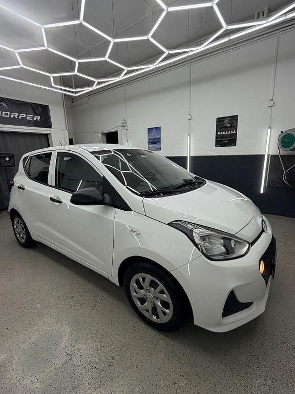 Gebraucht Hyundai i10 Classic 67 PS (49 kW) 2017 Weiß Kleinwagen