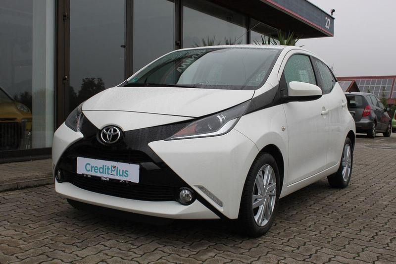 Weiß Gebraucht 2017 Toyota Aygo X-play Kleinwagen | 8.290 € (Guter Preis) - Bild 1/4
