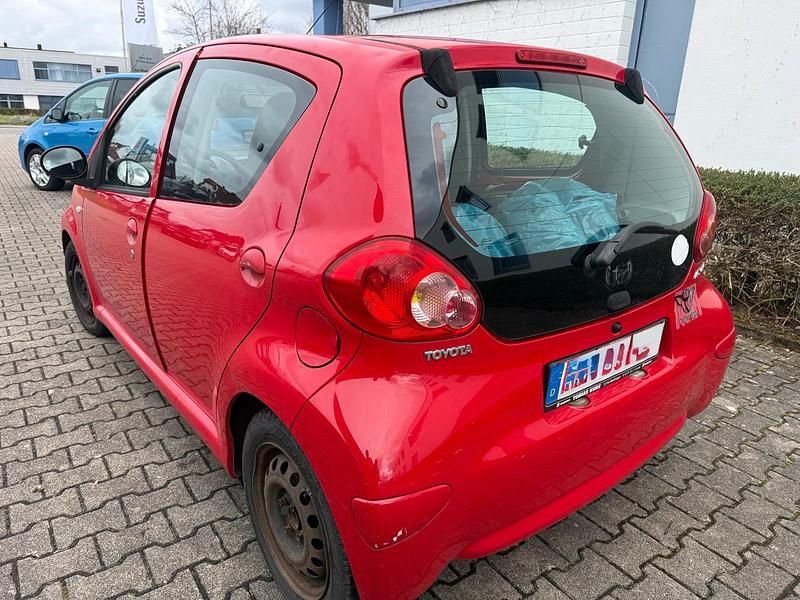 Gebraucht Toyota Aygo 69 PS (50 kW) 2008 Rot Kleinwagen