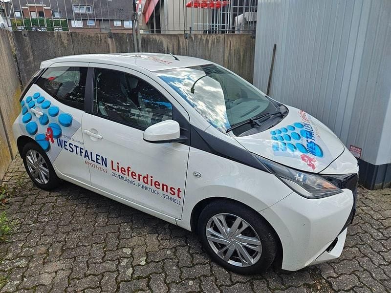Weiß Gebraucht 2016 Toyota Aygo X-play Kleinwagen | 5.500 € (Fairer Preis) - Bild 1/4