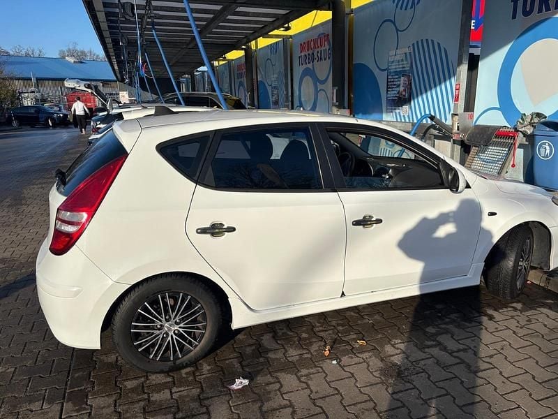 Gebraucht Hyundai i30 109 PS (80 kW) 2011 Weiß Kombi