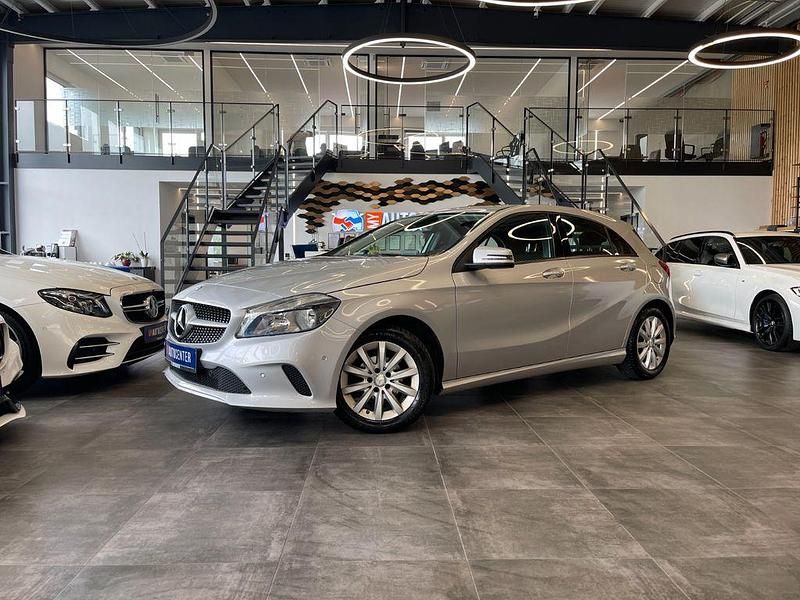 Silber Gebraucht 2016 Mercedes A180 Limousine | 12.999 € (Guter Preis) - Bild 1/4
