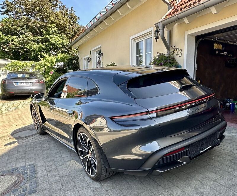 Grau Gebraucht 2021 Porsche Taycan Turbo S Limousine | 91.990 € (Superpreis) - Bild 1/4