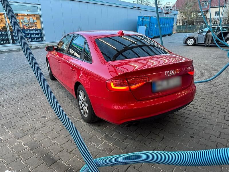 Gebraucht Audi A4 170 PS (125 kW) 2012 Rot Limousine