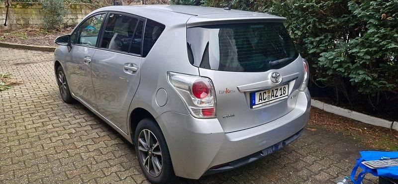 Gebraucht Toyota Verso Skyview Edition 111 PS (81 kW) 2014 Silber Van / Kleinbus