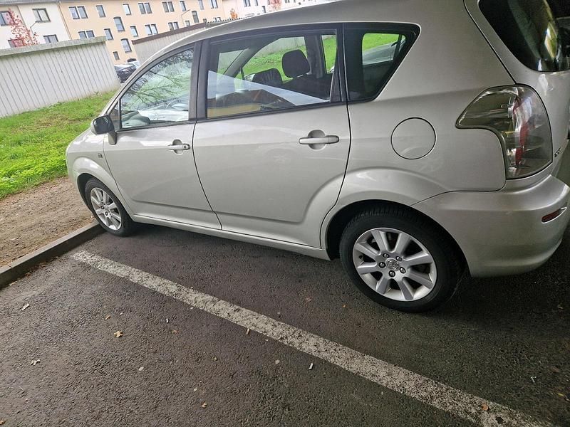 Silber Gebraucht 2007 Toyota Corolla Verso Van / Kleinbus | 4.950 € (Fairer Preis) - Bild 1/4