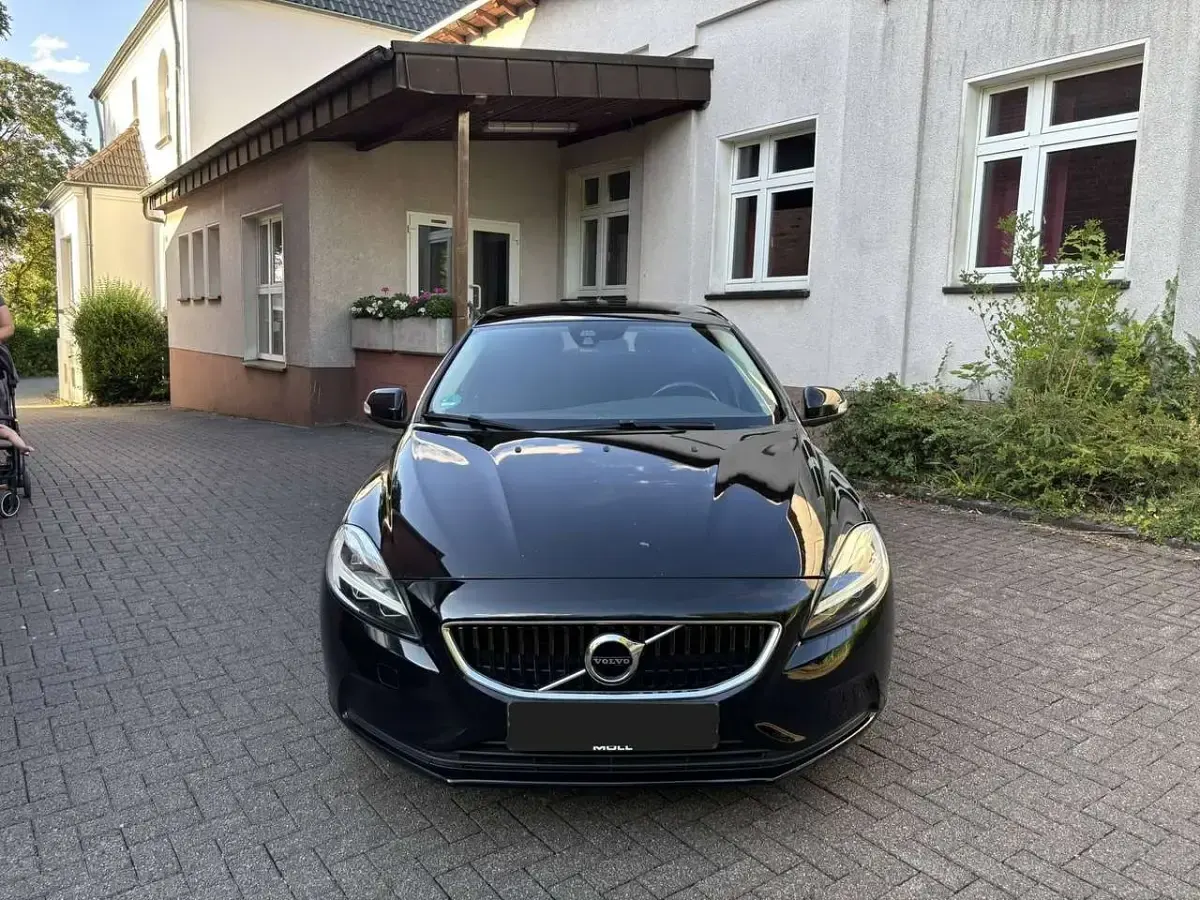 Gebraucht Volvo V40 122 PS (89 kW) 2017 Schwarz Limousine