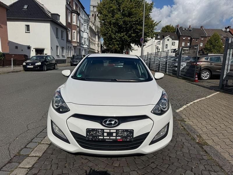 Weiß Gebraucht 2015 Hyundai i30 Limousine | 8.599 € (Fairer Preis) - Bild 1/4