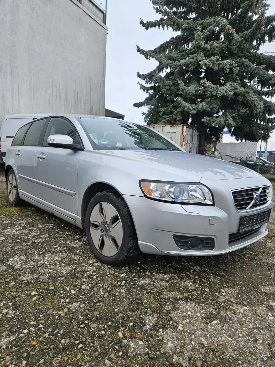 Używany Volvo V50 110 KM (80 kW) 2009 Srebrny Kombi