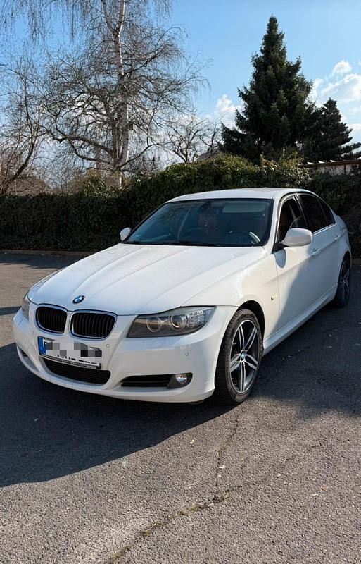Gebraucht BMW 320 170 PS (125 kW) 2011 Weiß Limousine