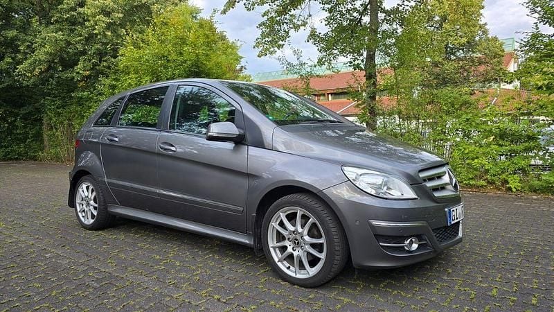 Grau Gebraucht 2011 Mercedes B200 Van / Kleinbus | 6.400 € (Fairer Preis) - Bild 1/4