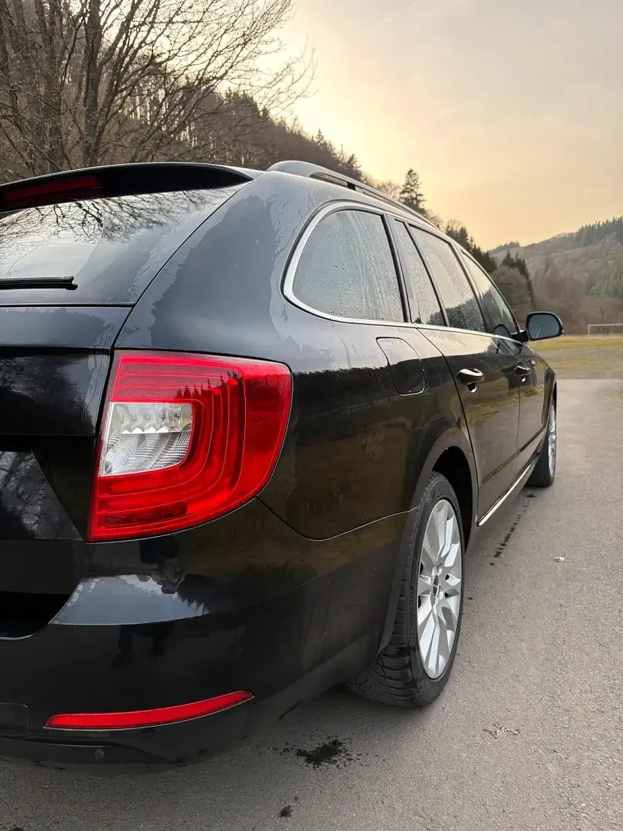 Gebraucht Skoda Superb 170 PS (125 kW) 2015 Schwarz Kombi