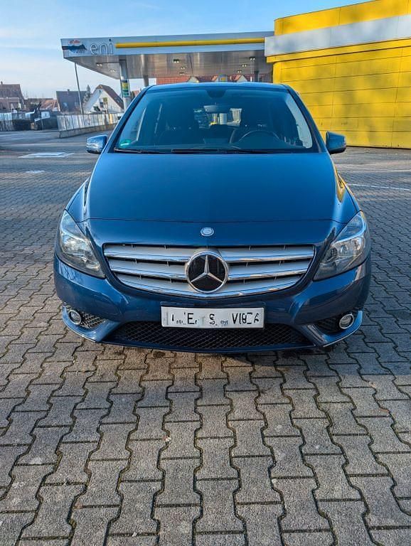 Gebraucht Mercedes B180 109 PS (80 kW) 2012 Blau Van / Kleinbus