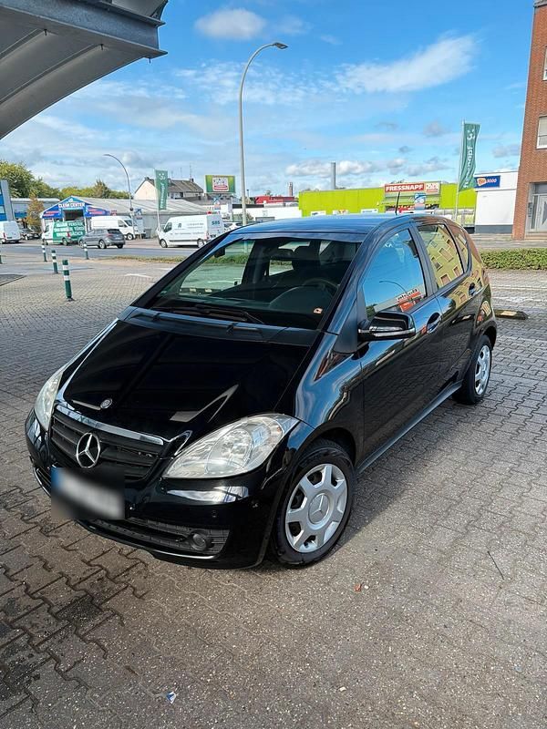 Schwarz Gebraucht 2011 Mercedes A180 Kleinwagen | 3.950 € (Fairer Preis) - Bild 1/4