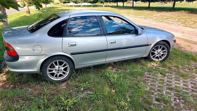 Silber Gebraucht 1999 Opel Vectra Limousine | 1.000 € - Bild 1/4
