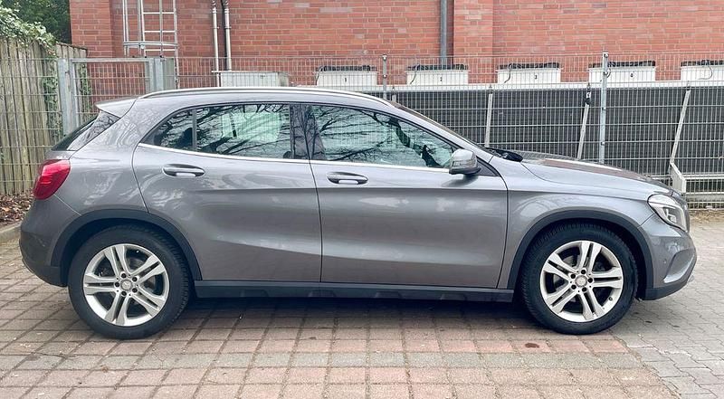 Gebraucht Mercedes GLA180 122 PS (89 kW) 2016 Grau SUV