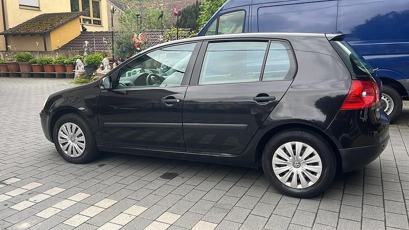 Schwarz Gebraucht 2004 VW Golf IV Limousine | 2.600 € (Etwas zu teuer) - Bild 1/4