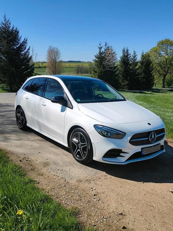Weiß Gebraucht 2019 Mercedes B200 AMG line Van / Kleinbus | 24.500 € (Fairer Preis) - Bild 1/4