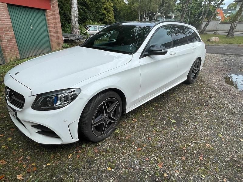 Weiß Gebraucht 2018 Mercedes C300 Kombi | 23.000 € (Fairer Preis) - Bild 1/4