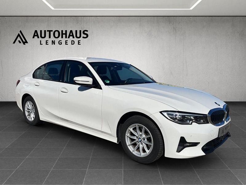 Weiß Gebraucht 2021 BMW 320 Sport Line Limousine | 24.900 € (Fairer Preis) - Bild 1/4