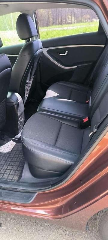 Braun Gebraucht 2012 Hyundai i30 Trend Limousine | 4.850 € (Guter Preis) - Bild 1/4