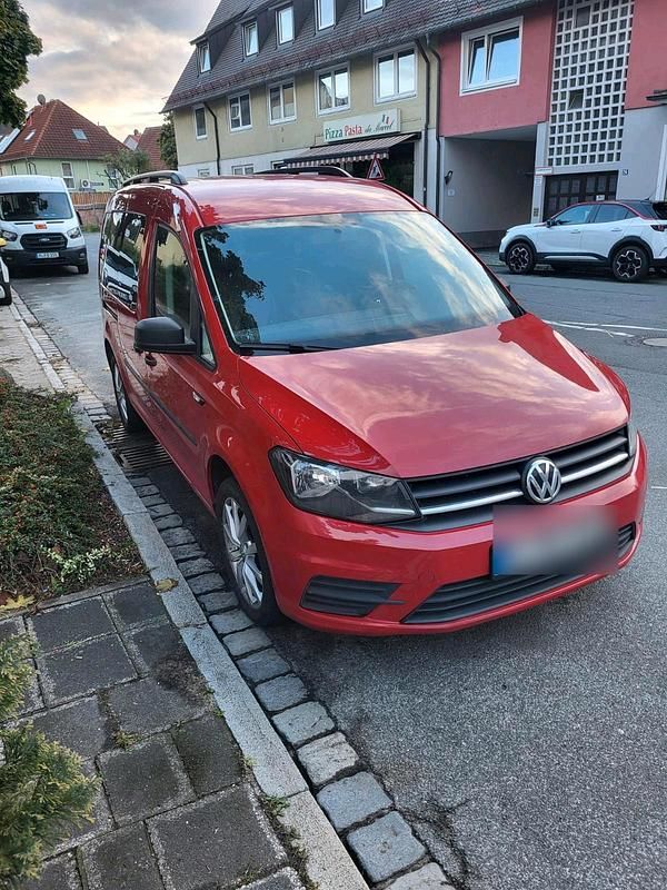 Rot Gebraucht 2019 VW Caddy Maxi Van / Kleinbus | 13.900 € (Etwas zu teuer) - Bild 1/2