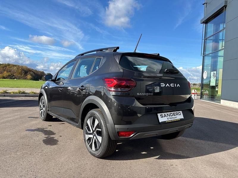 Neu Dacia Sandero Expression 101 PS (74 kW) 2025 Schwarz Kleinwagen
