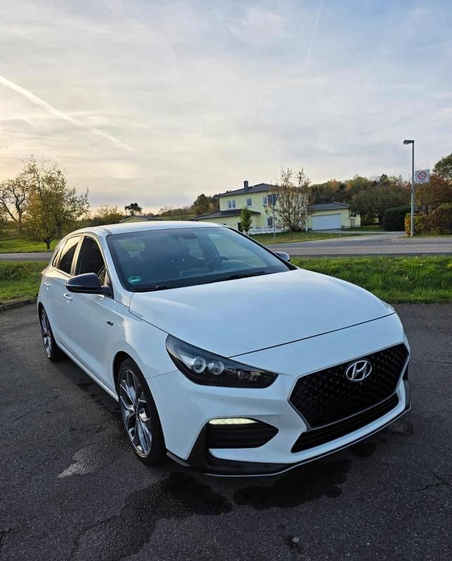 Weiß Gebraucht 2020 Hyundai i30 N Line Kleinwagen | 16.399 € (Guter Preis) - Bild 1/4