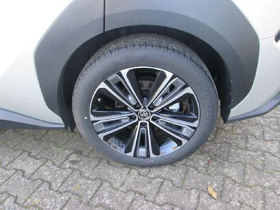 Gebraucht Toyota bZ4X Basis 159 kW (217 PS) 2022 Cosmicsilber metallic/ dach schwarz SUV