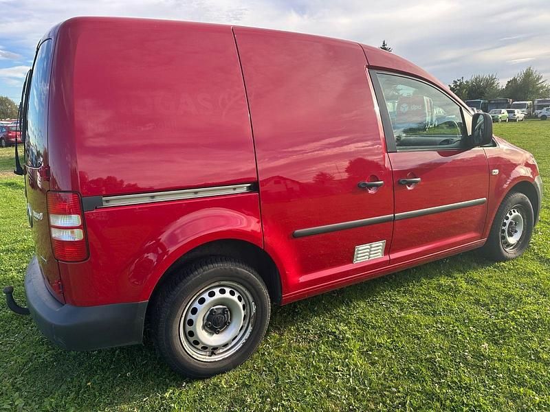Second-hand VW Caddy 109 CP (80 kW) 2015 Roșu Monovolum