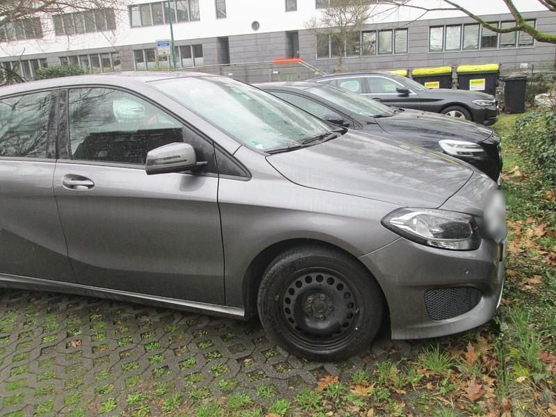 Gebraucht Mercedes B180 109 PS (80 kW) 2017 Silber Van / Kleinbus