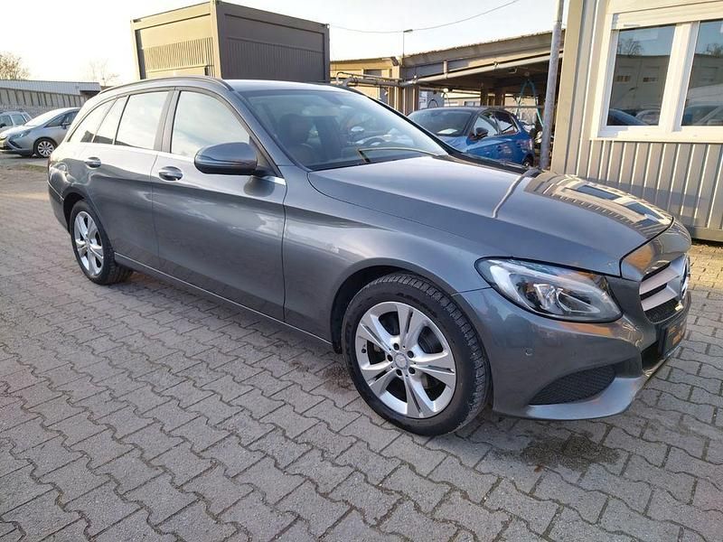 Grau Gebraucht 2016 Mercedes C200 Limousine | 15.700 € (Fairer Preis) - Bild 1/4