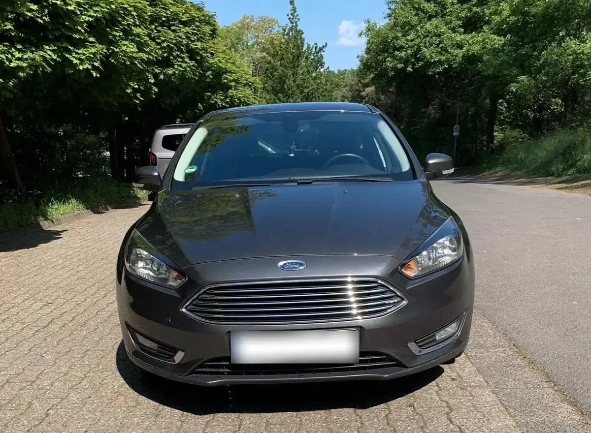 Gebraucht Ford Focus Titanium 125 PS (91 kW) 2016 Grau Limousine