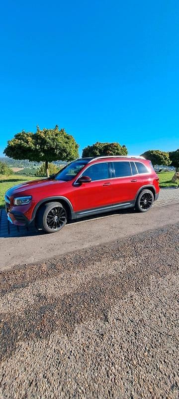 Rot Gebraucht 2021 Mercedes GLB220 AMG line SUV | 35.000 € (Superpreis) - Bild 1/4