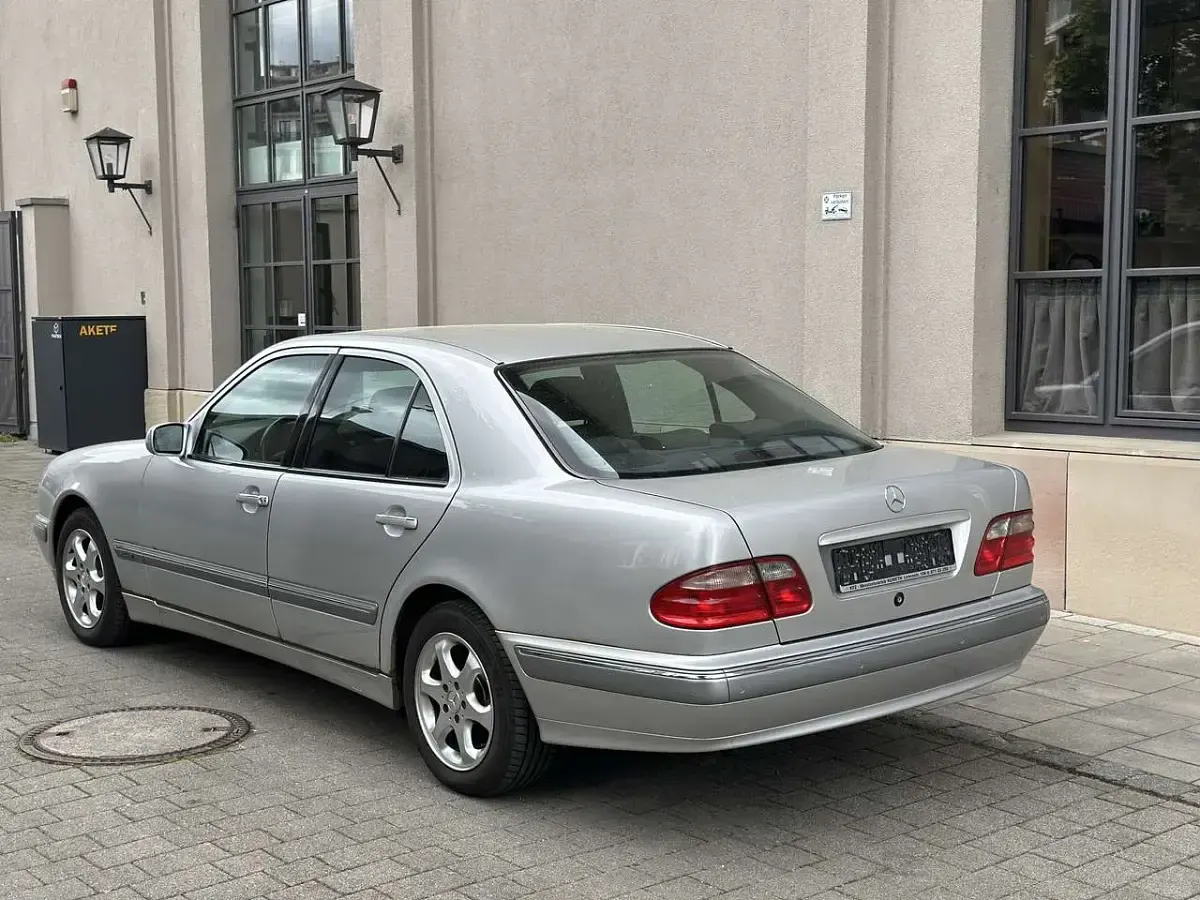 Używany Mercedes E280 204 KM (150 kW) 2000 Sedan/Limuzyna