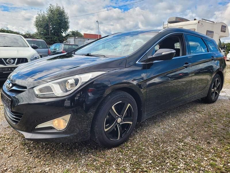 Schwarz Gebraucht 2015 Hyundai i40 Edition Kombi | 5.699 € - Bild 1/4