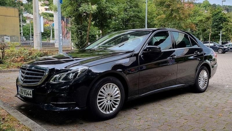 Schwarz Gebraucht 2013 Mercedes E200 Limousine | 9.800 € (Superpreis) - Bild 1/4
