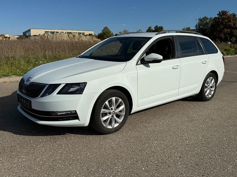 Weiß Gebraucht 2018 Skoda Octavia Style Kombi | 9.880 € (Fairer Preis) - Bild 1/4