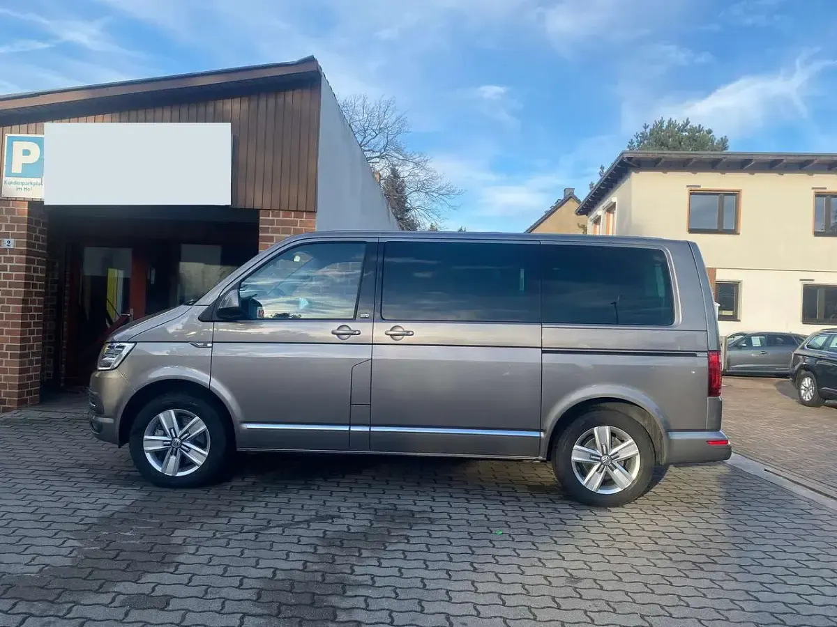 Gebraucht VW Multivan Generation Six 204 PS (150 kW) 2018 Mojave beige metallic Van / Kleinbus