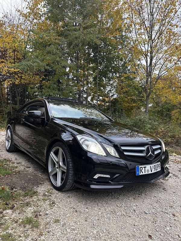 Schwarz Gebraucht 2010 Mercedes E500 Avantgarde Coupé | 18.400 € (Fairer Preis) - Bild 1/4
