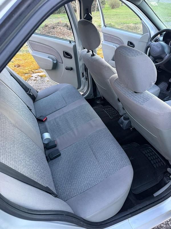 Gebraucht Dacia Logan 90 PS (66 kW) 2010 Silber Limousine