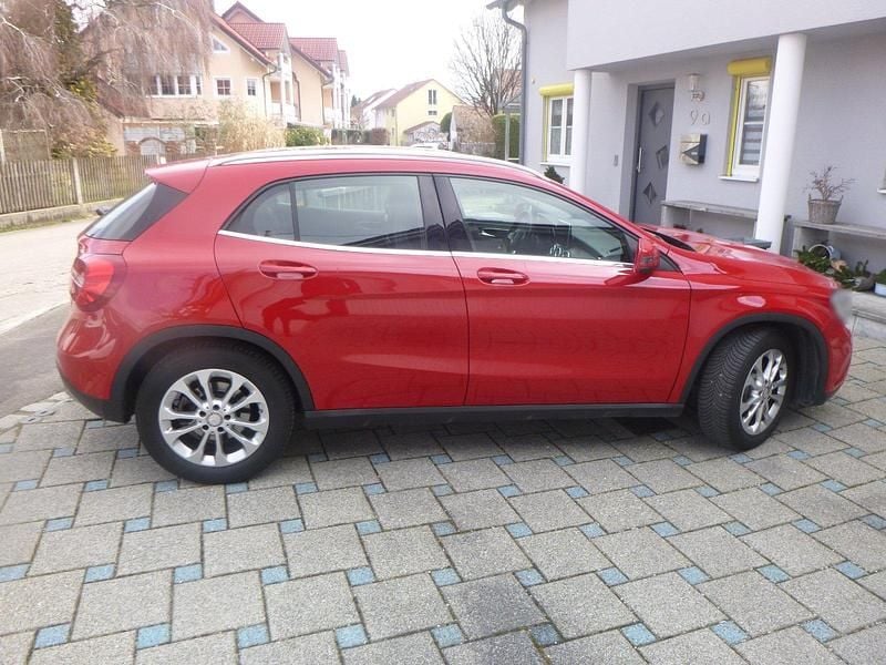 Gebraucht Mercedes GLA200 156 PS (114 kW) 2016 Rot SUV