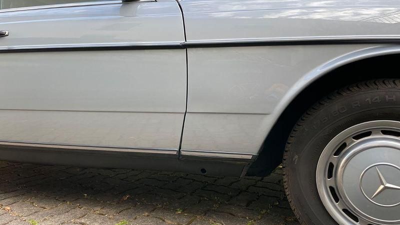 Gebraucht Mercedes E230 136 PS (100 kW) 1982 Blau Limousine